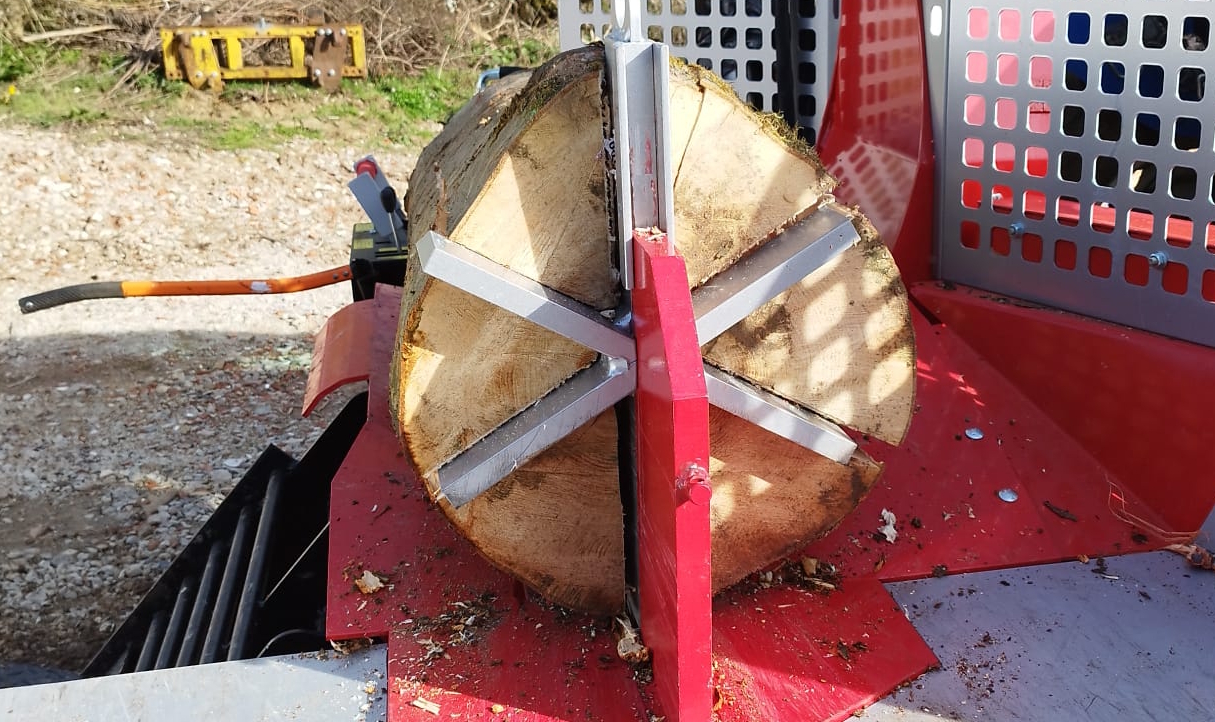 Mobiles Holzspalten im Wald